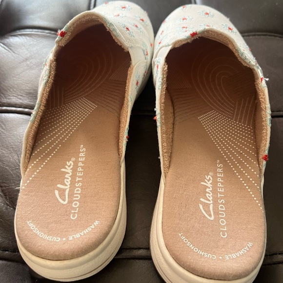 Clarks Women's Tan Floral Mules - Picture 3 of 4